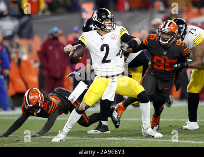 Cleveland, États-Unis. 15 Nov, 2019. Pittsburgh Steeler's Mason Rudolph (2) jette une note contre le stade FirstEnergy à Cleveland Browns de Cleveland, Ohio, le jeudi 14 novembre, 2019. Photo par Aaron Josefczyk/UPI UPI : Crédit/Alamy Live News Banque D'Images