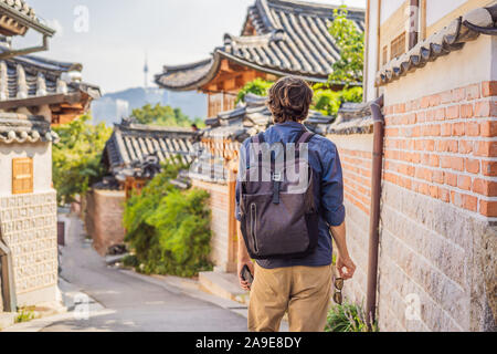 Jeune homme dans le village de Bukchon Hanok est l'un des endroit célèbre pour ses maisons traditionnelles coréennes ont été préservés. Voyage Corée Concept Banque D'Images