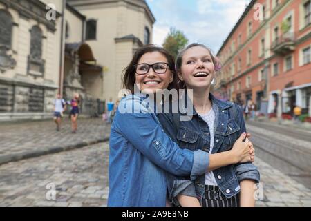 Relation parent et adolescent, serrant smiling mother and daughter Banque D'Images