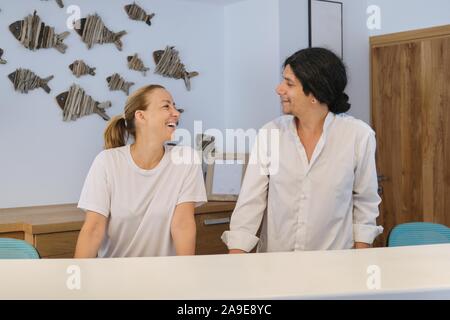 Portrait des travailleurs de l'hôtel spa, l'homme et la femme près de la réception Banque D'Images