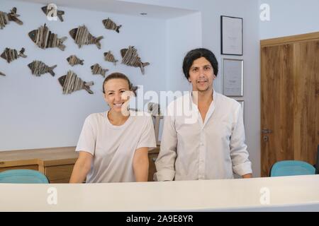 Portrait des travailleurs de l'hôtel spa, l'homme et la femme près de la réception Banque D'Images