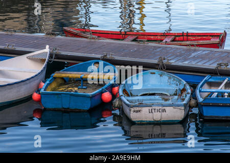 Les bateaux de pêche colorés dans le port de Luarca, Asturies, Costa Brava, l'Espagne du Nord Banque D'Images