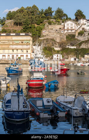 Les bateaux de pêche colorés dans le port de Luarca, Asturies, Costa Brava, l'Espagne du Nord. Dans l'arrière-plan le restaurant Meson de la Mar Banque D'Images