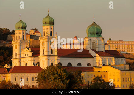 Vue de la cathédrale Saint Stephan, Veste Chambre Haute derrière, Passau, Thuringe, Bavière, Allemagne Banque D'Images