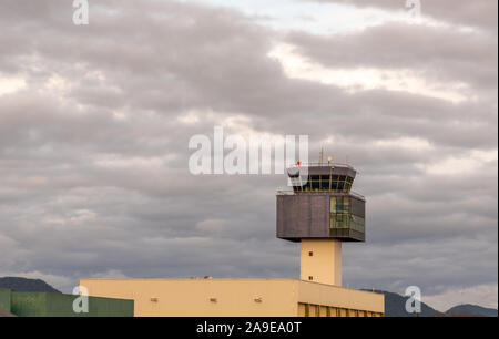 Vue d'une tour de contrôle du trafic aérien à l'armée et de l'unité mixte de la ville de Santa Maria, RS, Brésil. Le contrôle d'avions civils et militaires infras Banque D'Images