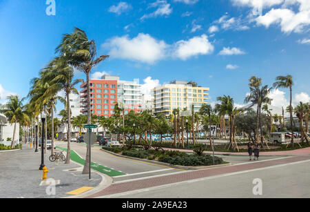 Hôtels, appartements et appartements de luxe, les coins d'Ocean Drive et South Point Drive, South Beach, Miami, comté de Miami-Dade, en Floride, aux États-Unis, en Amérique du Banque D'Images