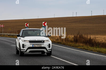 Range Rover voiture sur la route sur un matin tôt près de Timisoara, Roumanie, 2019 Banque D'Images