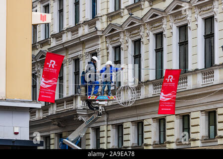 Les lumières de Noël sur les travailleurs de l'installation principale rue commerçante à Timisoara, Roumanie, 2019 Banque D'Images