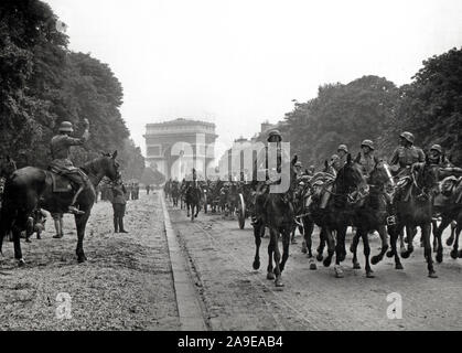 Eva Braun Collection (2) - Soldats allemands marchant passé l'Arc de Triomphe à Paris (date inconnue) Banque D'Images
