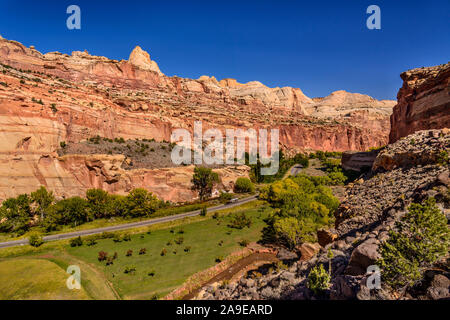 Les USA, Utah, Wayne County, Torrey, parc national de Capitol Reef, la vallée de la rivière Fremont Petroglyph avec panneau de contrôle et la State Route 24 Banque D'Images