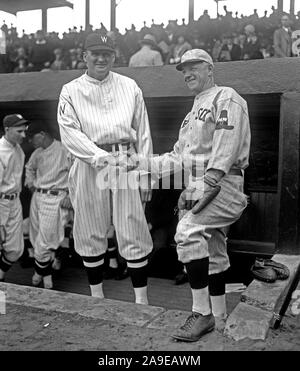 Washington et Boston Ouvrir base-ball saison à Washington. Heinie Wagner, gestionnaire des Boston Red Sox, salue Walter Johnson, gestionnaire de la Washington Nationals ca. 1930 Banque D'Images