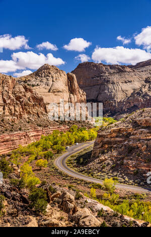 Les USA, Utah, Wayne County, Torrey, parc national de Capitol Reef, Fremont River Valley, la State Route 24, vue d'Hickman Bridge Trail Banque D'Images