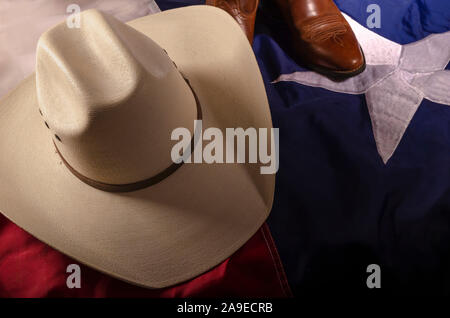Chapeau de cow-boy et bottes représentent un mode de vie dans le grand état du Texas par appui sur le Lone Star State flag. Banque D'Images