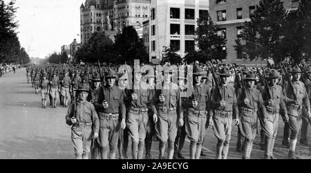 Soldiers marching in Liberty Défilé Prêt, Washington, D.C. ca. 1917 à 1919 Banque D'Images