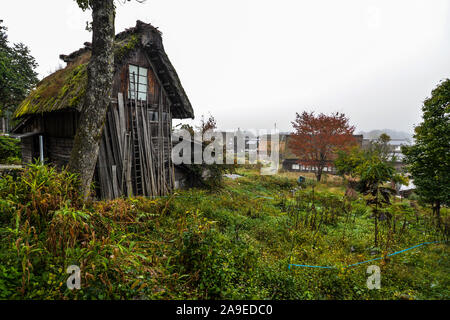 Le petit village de Shirakawa go dans la préfecture de Gifu avec l'emblématique de chaume en forme de maisons, le seul endroit au Japon qu'ils peuvent être trouvés. Certains de qui Banque D'Images