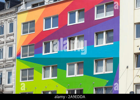 Peint de couleurs vives, maison d'habitation à la Reeperbahn, St.-Pauli, Hambourg, Allemagne, Europe Banque D'Images