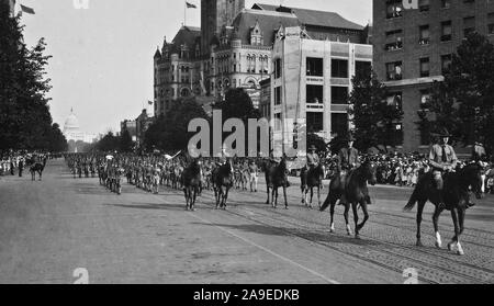 Soldats à cheval en liberté défilé Prêt, Washington, D.C. ca. 1917 ou 1918 Banque D'Images