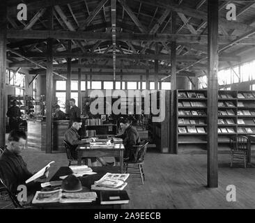 1918 - bibliothèques - New York à travers l'Iowa - Camp Joseph E. Johnston, Jacksonville, Floride. Vue de l'intérieur de la bibliothèque du camp. Banque D'Images