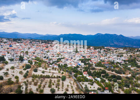 Vue aérienne de l'Pano Lefkara ville dans les montagnes de Chypre Banque D'Images