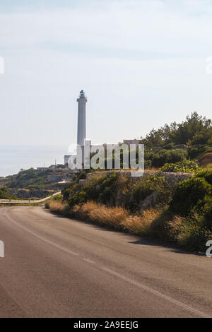 Un phare, une rue et la mer dans la région des Pouilles Banque D'Images