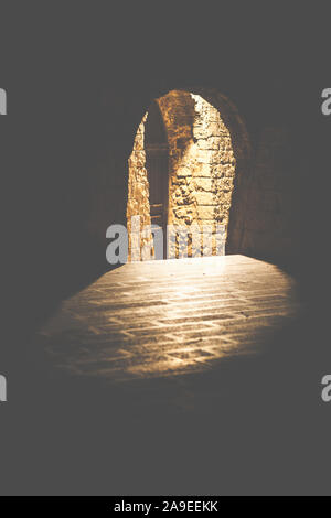 Un passage à une voie dans la nuit dans Otranto, Lecce, Pouilles, Italie, Banque D'Images