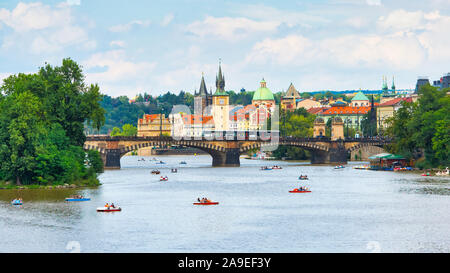 Prague, République Tchèque - 5 septembre 2019 : les touristes en pédalo sur la rivière Vltava à Prague Banque D'Images