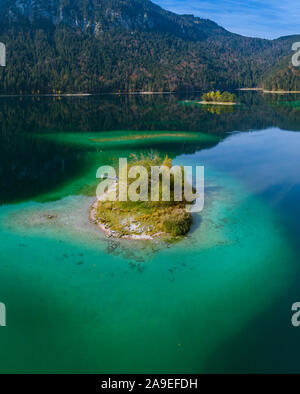 Vue aérienne du lac, avec des îles Eibsee en automne, près de Grainau, Upper Bavaria, Bavaria, Germany, Europe Banque D'Images