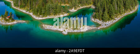 Vue aérienne du lac, avec des îles Eibsee en automne, près de Grainau, Upper Bavaria, Bavaria, Germany, Europe Banque D'Images