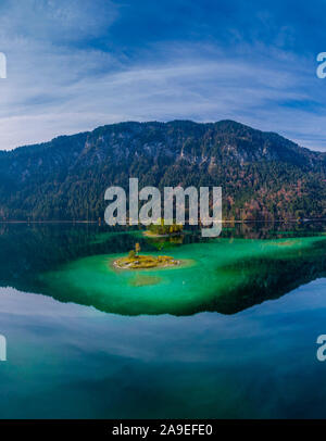 Vue aérienne du lac, avec des îles Eibsee en automne, près de Grainau, Upper Bavaria, Bavaria, Germany, Europe Banque D'Images