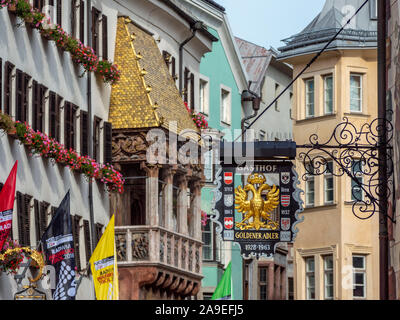 Enseigne en fer-Smith, le Gasthof Goldener Adler (Golden Eagle Inn) dans le centre historique d'Innsbruck, Tyrol, Autriche, République de l'Europe Banque D'Images