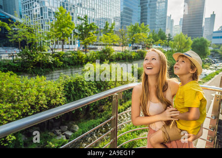 Mère et fils les touristes à Cheonggyecheon Stream à Séoul, Corée. Cheonggyecheon Stream est le résultat d'un vaste projet de renouvellement urbain. Billet à la Corée Banque D'Images