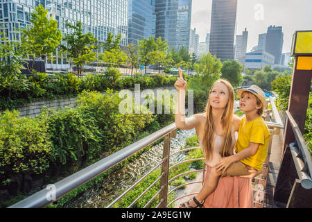 Mère et fils les touristes à Cheonggyecheon Stream à Séoul, Corée. Cheonggyecheon Stream est le résultat d'un vaste projet de renouvellement urbain. Billet à la Corée Banque D'Images