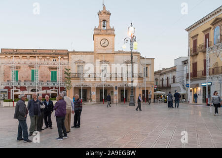 L'Italie, Mezzogiorno, Pouilles / Puglia, Péninsule du Salento, Fasano, Piazza Ciaia, hôtel de ville Banque D'Images