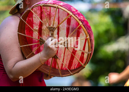 Tambours sacrés au cours de chant spirituel. Un gros point sélectives sur les femmes de race blanche jouant du tambour shaman sacrée pendant la célébration avec l'arrière-plan flou Banque D'Images