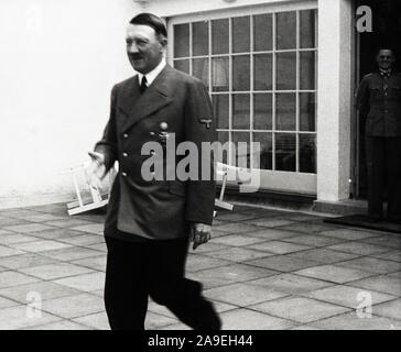 Eva Braun Collection (osam) - Adolf Hitler pour saluer quelqu'un marche à l'extérieur ca. 1930 ou 1940 Banque D'Images