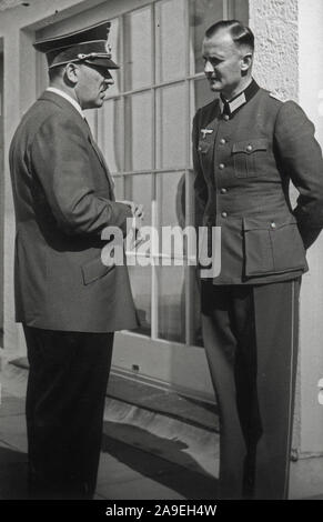 Eva Braun Collection (osam) - Adolf Hitler parlant avec soldier ca. fin des années 1930 ou au début des années 1940 Banque D'Images