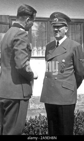 Eva Braun Collection (deset) - Adolf Hitler parlant avec une partie de son entourage ca. fin des années 1930 ou au début des années 1940 Banque D'Images