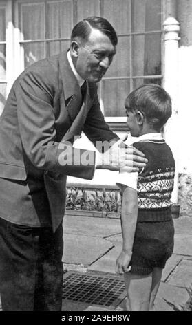 Eva Braun Collection (deset) - Adolf Hitler avec petit garçon ca. fin des années 1930 ou au début des années 1940 Banque D'Images