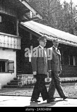 Eva Braun Collection (trinaest) - Adolf Hitler marcher avec un homme non identifié à l'extérieur ca. fin des années 1930 ou au début des années 1940 Banque D'Images