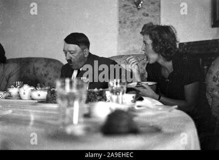 Eva Braun Collection (dvadvadaset) - photo de Candide Adolf Hitler ca. fin des années 1930 ou au début des années 1940 Banque D'Images