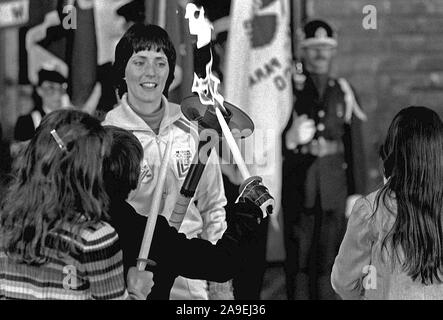 Premier porteur du flambeau olympique Sandy Norris, après son relais, s'établit à l'attention à la cérémonie d'arrivée de la flamme. La flamme, d'abord posé à Olympie, en Grèce, s'effectue dans une série de 52 relayeurs dans une course à relais de 1 000 milles de la base jusqu'à Lake Placid, N.Y., pour ouvrir le XIII Jeux Olympiques d'hiver. Banque D'Images