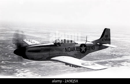 1950 - UN U.S. Air Force F-51D Mustang aéronefs affectés à la 119e Escadre de chasse 'Happy Hooligans", 178e Escadron de chasse, du Dakota Air National Guard, en vol près de Hector, N.D., à un moment donné au début de 1950. Banque D'Images