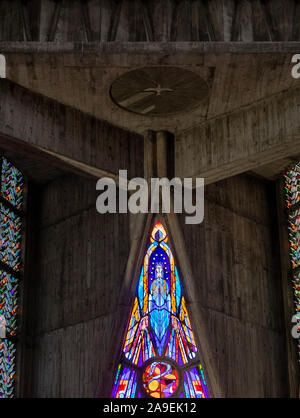 Eglise Notre-Dame de Royan. La grande verrière réalisée par Claude Idoux. Royan, France. Banque D'Images