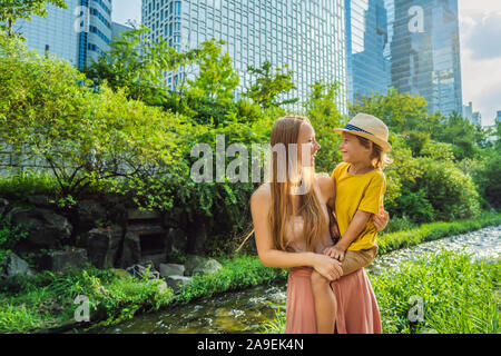 Mère et fils les touristes à Cheonggyecheon Stream à Séoul, Corée. Cheonggyecheon Stream est le résultat d'un vaste projet de renouvellement urbain. Billet à la Corée Banque D'Images