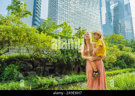 Mère et fils les touristes à Cheonggyecheon Stream à Séoul, Corée. Cheonggyecheon Stream est le résultat d'un vaste projet de renouvellement urbain. Billet à la Corée Banque D'Images