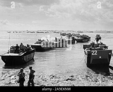 WW II Photos - tracteurs amphibie transportant des soldats à l'île de Tinos dans le théâtre du Pacifique Banque D'Images