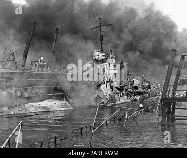 Photographie de la marine sur l'attaque japonaise sur Pearl Harbor, Hawaii - La légende de la marine reste torsadée du destroyer USS Shaw en cale sèche flottante gravure 127 1941 Banque D'Images