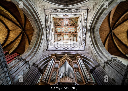 Le toit de la cathédrale de St David's à St Davids, Pembrokshire montrant les motifs, couleurs, détail et de l'architecture du bois et plafond détail. Banque D'Images