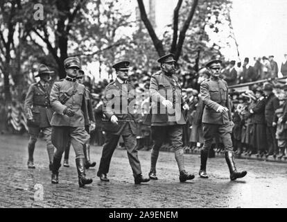 Memorial Day, 1918 - Alliés font honneur à nos morts. Le défilé de jour commémoratif qui a été honoré par la présence d'officiers alliés et des détachements de troupes qui ont marché en ligne avec anciens combattants américains de la guerre civile et les jeunes hommes qui forme la nouvelle armée. Riverside, N.Y. Photo montre des officiers alliés marcher en ligne, l'italien, l'anglais et en Belgique Banque D'Images