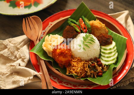 Nasi lemak Medan. Style de Medan de Malais de plat de riz riz vapeur aromatique avec un assortiment de plats de viande, oeufs, et de légumes. Banque D'Images